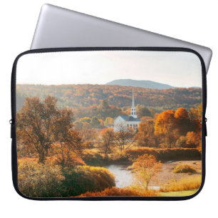 Stowe-ochtend in het najaar met kleurrijke bladere laptop sleeve