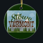 Stowe Vermont Fun Retro Snowy Mountains Keramisch Ornament<br><div class="desc">Het klassieke ontwerp van Stowe Vermont neo is een leuke retro-cartoon met sneeuwbeklimde bergen,  bos en bomen eronder,  blauwe hemel en coole retro script tekst.</div>