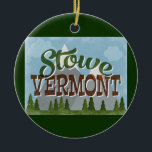 Stowe Vermont Fun Retro Snowy Mountains Keramisch Ornament<br><div class="desc">Het klassieke ontwerp van Stowe Vermont neo is een leuke retro-cartoon met sneeuwbeklimde bergen,  bos en bomen eronder,  blauwe hemel en coole retro script tekst.</div>