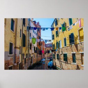 Straat in Venetië met gewassen kleren Italië Poster
