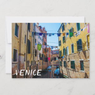 Straat in Venetië met wasgoed in Italië