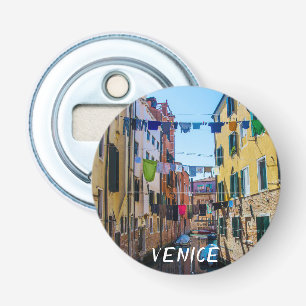 Straat in Venetië met wasgoed in Italië Button Flesopener