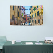 Straat in Venetië met wasgoed in Italië Spandoek (Beurs)