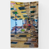 Straat in Venetië met wasgoed in Italië Spandoek (Verticaal)