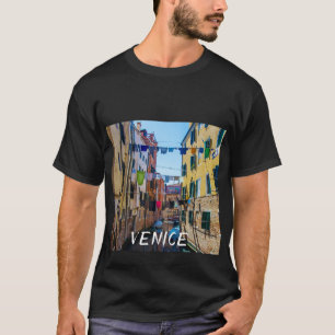 Straat in Venetië met wasgoed in Italië T-shirt
