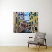 Straat in Venetië met wasgoed in Italië Wandkleed (In Situ (horizontaal))