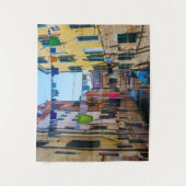 Straat in Venetië met wasgoed in Italië Wandkleed (Voorkant)