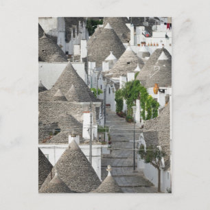 Straat met trulli-huizen in Alberobello, Puglia Briefkaart