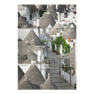 Straat met trulli-huizen in Alberobello, Puglia Foto Afdruk