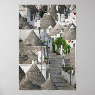 Straat met trulli-huizen in Alberobello, Puglia Poster