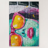 Straatkunst van een vrouw met een roze zonnebril, legpuzzel (Verticaal)