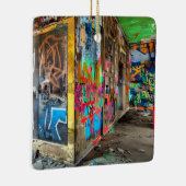 Straatkunst verlaten gebouw gepersonaliseerd keramisch ornament (Rechts)