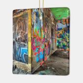 Straatkunst verlaten gebouw gepersonaliseerd keramisch ornament (Links)