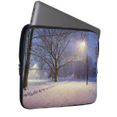 Straatlichten en sneeuwbomen laptop sleeve (Voorkant Rechts)