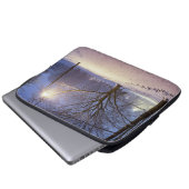 Straatlichten en sneeuwbomen laptop sleeve (Voorkant onderkant)