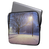 Straatlichten en sneeuwbomen laptop sleeve (Voorkant Links)