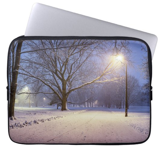 Straatlichten en sneeuwbomen laptop sleeve (Voorkant)