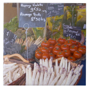 Straatmarktkraam met witte tegeltje