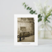 Straatplaats in Toscane, briefkaart met witte teks (Staand voorkant)