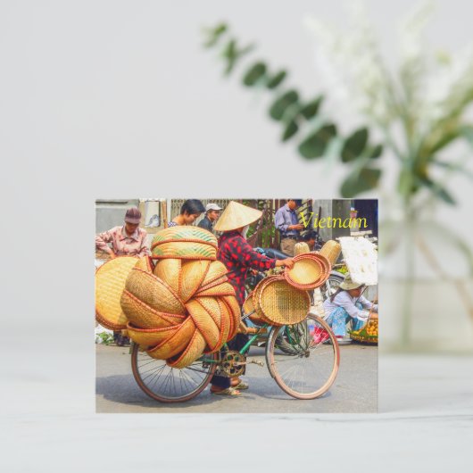 Straatverkoper op fiets verkoop basketware briefkaart (Staand voorkant)