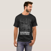 Straight Outta South Bend city map (LARGE PRINT) T-shirt (Voorkant volledig)