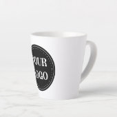 Strak, modern, gepolijst en aanpasbaar latte mok (Rechterhoek)