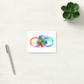 Stralende oneindigheid met regenboog vlinder post-it® notes (Kantoor)