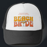 Strand Bachelorette Party Groovy bruid's stranden Trucker Pet<br><div class="desc">Maak een plons op uw aankomende vrijgezellenfeest met deze prachtige strand vrijgezellenfeest gepersonaliseerde koopwaar. Of je nu een stranduitstap, een meisjesvakantie of een beste vriendenvakantie aan het vieren bent, deze custom beach bachelorette party merchandise is de perfecte aanvulling op je onvergetelijke uitje. Voeg een persoonlijke touch toe aan je vrijgezellenfeestsouvenir...</div>