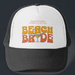 Strand Bachelorette Party Groovy bruid's stranden Trucker Pet<br><div class="desc">Maak een plons op uw aankomende vrijgezellenfeest met deze prachtige strand vrijgezellenfeest gepersonaliseerde koopwaar. Of je nu een stranduitstap, een meisjesvakantie of een beste vriendenvakantie aan het vieren bent, deze custom beach bachelorette party merchandise is de perfecte aanvulling op je onvergetelijke uitje. Voeg een persoonlijke touch toe aan je vrijgezellenfeestsouvenir...</div>