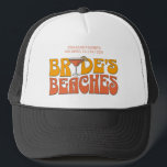 Strand Bachelorette Party Groovy bruid's stranden Trucker Pet<br><div class="desc">Maak een plons op uw aankomende vrijgezellenfeest met deze prachtige strand vrijgezellenfeest gepersonaliseerde koopwaar. Of je nu een stranduitstap, een meisjesvakantie of een beste vriendenvakantie aan het vieren bent, deze custom beach bachelorette party merchandise is de perfecte aanvulling op je onvergetelijke uitje. Voeg een persoonlijke touch toe aan je vrijgezellenfeestsouvenir...</div>