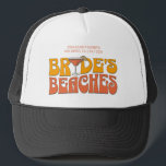 Strand Bachelorette Party Groovy bruid's stranden Trucker Pet<br><div class="desc">Maak een plons op uw aankomende vrijgezellenfeest met deze prachtige strand vrijgezellenfeest gepersonaliseerde koopwaar. Of je nu een stranduitstap, een meisjesvakantie of een beste vriendenvakantie aan het vieren bent, deze custom beach bachelorette party merchandise is de perfecte aanvulling op je onvergetelijke uitje. Voeg een persoonlijke touch toe aan je vrijgezellenfeestsouvenir...</div>