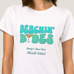 Strand Bachelorette Party Groovy Strand Babes T-shirt<br><div class="desc">Maak een plons op uw aankomende vrijgezellenfeest met deze prachtige strand vrijgezellenfeest gepersonaliseerde t-shirts. Of je nu een stranduitstap, een meisjesvakantie of een beste vriendenvakantie viert, deze custom beach bachelorette party t-shirts zijn de perfecte aanvulling op je onvergetelijke uitje. Voeg een persoonlijk tintje toe aan je vrijgezellenfeestkleding met tekstopties. Stel...</div>