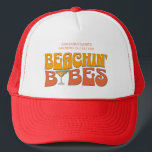 Strand Bachelorette Party Groovy Strand Babes Trucker Pet<br><div class="desc">Maak een plons op uw aankomende vrijgezellenfeest met deze prachtige strand vrijgezellenfeest gepersonaliseerde koopwaar. Of je nu een stranduitstap, een meisjesvakantie of een beste vriendenvakantie aan het vieren bent, deze custom beach bachelorette party merchandise is de perfecte aanvulling op je onvergetelijke uitje. Voeg een persoonlijke touch toe aan je vrijgezellenfeestsouvenir...</div>