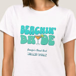 Strand Bachelorette Party Groovy Strand Bruid T-shirt<br><div class="desc">Maak een plons op uw aankomende vrijgezellenfeest met deze prachtige strand vrijgezellenfeest gepersonaliseerde t-shirts. Of je nu een stranduitstap, een meisjesvakantie of een beste vriendenvakantie viert, deze custom beach bachelorette party t-shirts zijn de perfecte aanvulling op je onvergetelijke uitje. Voeg een persoonlijk tintje toe aan je vrijgezellenfeestkleding met tekstopties. Stel...</div>