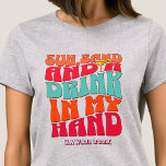 Strand Bachelorette Party Groovy Zand Drink T-shirt<br><div class="desc">Maak een plons op uw aankomende vrijgezellenfeest met deze prachtige strand vrijgezellenfeest gepersonaliseerde t-shirts. Of je nu een stranduitstap, een meisjesvakantie of een beste vriendenvakantie viert, deze custom beach bachelorette party t-shirts zijn de perfecte aanvulling op je onvergetelijke uitje. Voeg een persoonlijk tintje toe aan je vrijgezellenfeestkleding met tekstopties. Stel...</div>