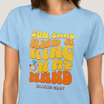Strand Bachelorette Party Retro Zandring T-shirt<br><div class="desc">Maak een plons op uw aankomende vrijgezellenfeest met deze prachtige strand vrijgezellenfeest gepersonaliseerde t-shirts. Of je nu een stranduitstap, een meisjesvakantie of een beste vriendenvakantie viert, deze custom beach bachelorette party t-shirts zijn de perfecte aanvulling op je onvergetelijke uitje. Voeg een persoonlijk tintje toe aan je vrijgezellenfeestkleding met tekstopties. Stel...</div>