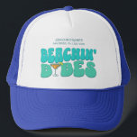 Strand Bachelorette Party Strand Babes Bruidsmeisj Trucker Pet<br><div class="desc">Maak een plons op uw aankomende vrijgezellenfeest met deze prachtige strand vrijgezellenfeest gepersonaliseerde koopwaar. Of je nu een stranduitstap, een meisjesvakantie of een beste vriendenvakantie aan het vieren bent, deze custom beach bachelorette party merchandise is de perfecte aanvulling op je onvergetelijke uitje. Voeg een persoonlijke touch toe aan je vrijgezellenfeestsouvenir...</div>