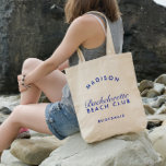 Strand Bachelorette Retro Modern gepersonaliseerd Tote Bag<br><div class="desc">Dit tas combineert moeiteloos retro charme met een moderne strandtwist en creëert een stijlvol en functioneel accessoire voor uw vrijgezellenuitje. Personaliseer het met namen,  datums of een speciaal bericht,  waardoor het een uniek en gekoesterd aandenken is voor je bruidsfeestje.</div>