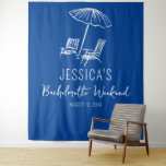 Strand Bachelorette weekend Achtergrond Fotocabine Wandkleed<br><div class="desc">Bachelorette weekend backdrop fotocabine,  gepersonaliseerd met jouw naam en datum,  met handgetekende strandstoelen en paraplu. Gemakkelijk om voor om het even welk partij te veranderen.</div>