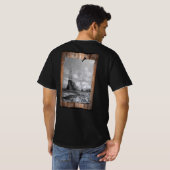 Strand bamboe toren met water, steentjes en hout t-shirt (Achterkant volledig)
