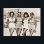 strand Beauties Briefkaart<br><div class="desc">Beach Beauties die ongeveer 1950 van het strand genieten</div>
