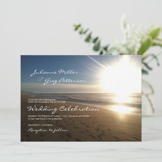 Strand bij zonsondergang - huwelijksuitnodiging kaart (Staand voorkant)