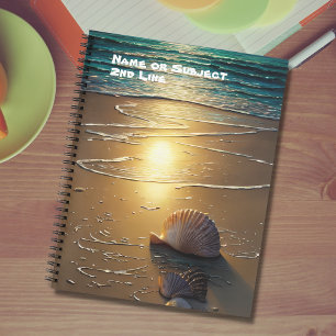 strand bij zonsondergang met schalen notitieboek
