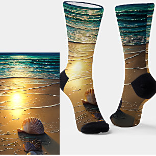 strand bij zonsondergang met schalen sokken