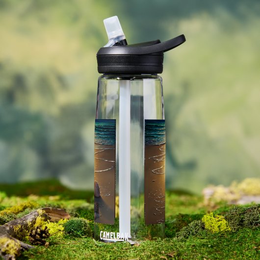 strand bij zonsondergang met schalen waterfles (Buiten)