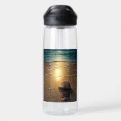 strand bij zonsondergang met schalen waterfles (Achterkant)