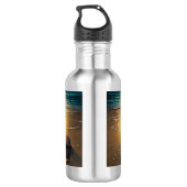 strand bij zonsondergang met schalen waterfles  (Achterkant)