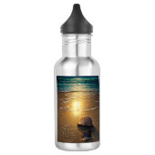 strand bij zonsondergang met schalen waterfles  (Links)