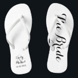 Strand bruiloft bruid Teenslippers<br><div class="desc">Custom bruid en bruidegom strand bruiloft teenslippers op zwart en wit. Personaliseer het met uw namen en trouwdatum of pas het verder aan als u de kleuren wilt wijzigen of de lay-out wilt aanpassen.</div>