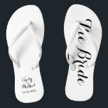Strand bruiloft bruid Teenslippers<br><div class="desc">Custom bruid en bruidegom strand bruiloft teenslippers op zwart en wit. Personaliseer het met uw namen en trouwdatum of pas het verder aan als u de kleuren wilt wijzigen of de lay-out wilt aanpassen.</div>